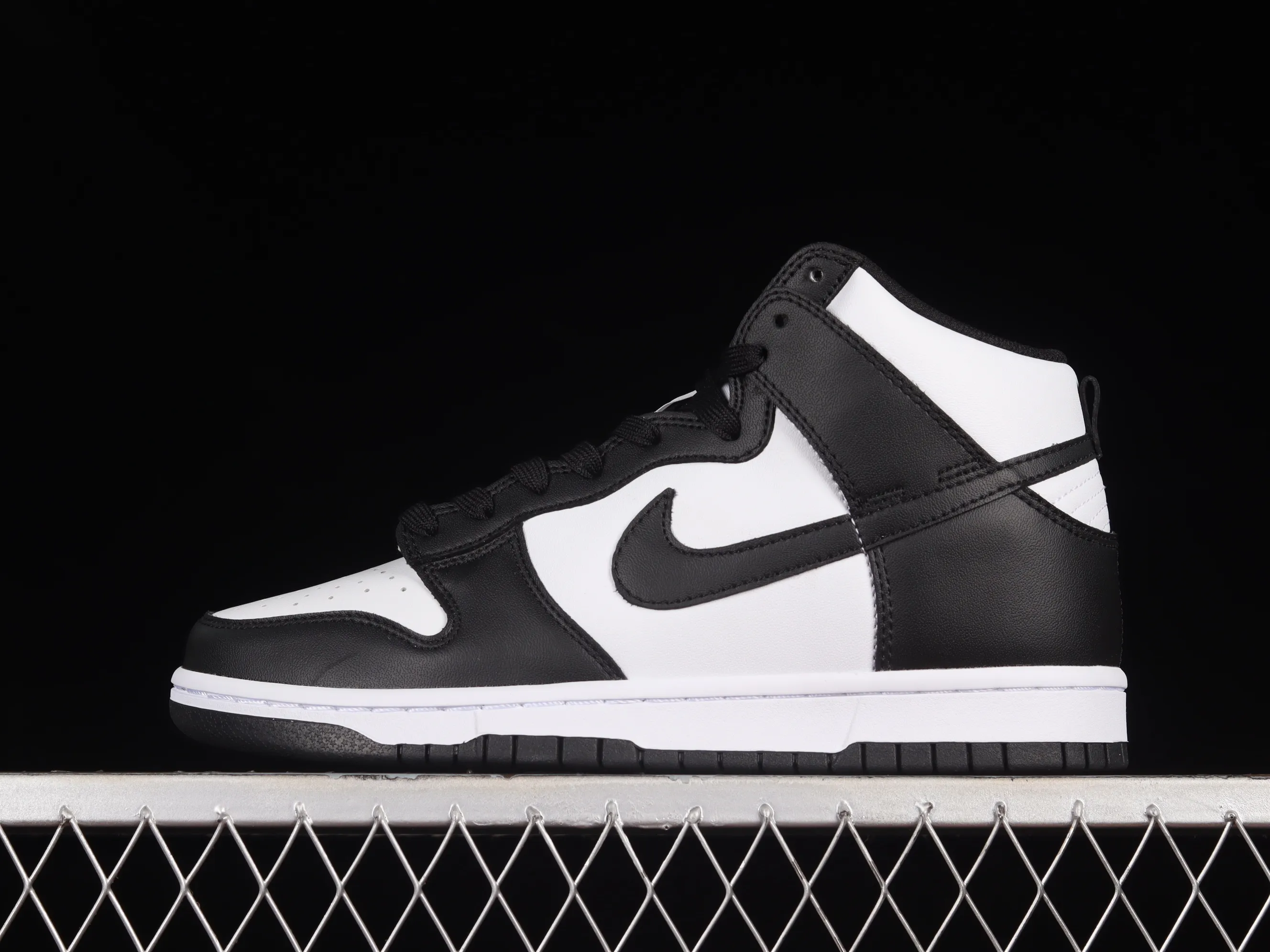 All Categories Nk SB Dunk Series Nk Dunk SB High High-top sneakers Nk SB Dunk High Black and white Panda SB smashed backboard high-top sneakers DD1399-105